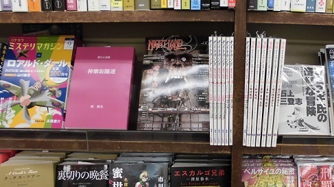書店棚.JPG